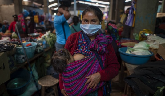 Photo: WFP/Carlos Alonzo, Mother with her child in San Mateo Ixtatán, Guatemala.